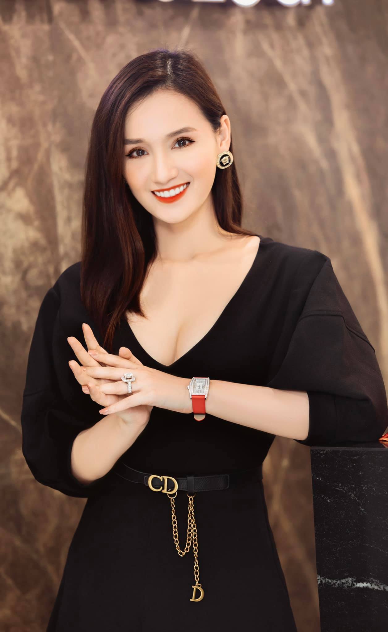 Nữ chủ tịch công ty kim cương Việt khoe body “khét lẹt” nhân dịp đầu xuân năm mới - 4