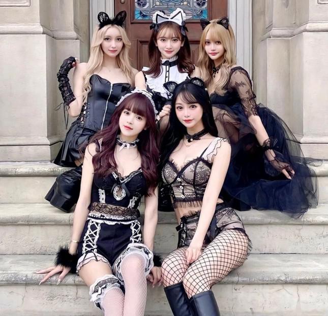 Nhóm người mặc đồ hở hang đến Universal Studios Japan. Ảnh: Asiaone.