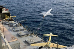 Thế giới - Iran lần đầu thử nghiệm UAV bay xa 400km, ném bom trúng mục tiêu