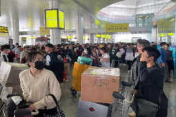 Tin tức trong ngày - Sân bay Nội Bài đông nghịt trong ngày đầu năm mới