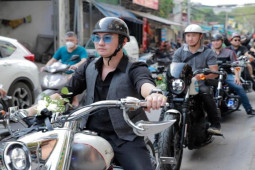 Đời sống Showbiz - Sao Việt cưỡi mô tô khủng, rước dâu bằng xe "Dream chiến" gây xôn xao cả khu phố