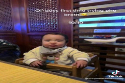 Phi thường - kỳ quặc - Video: Tan chảy trước biểu cảm của em bé nước ngoài lần đầu ăn phở Việt Nam