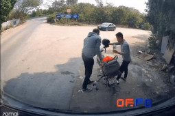 Ô tô - Clip: Tài xế ô tô giúp du khách nước ngoài đi xe máy hết xăng dọc đường