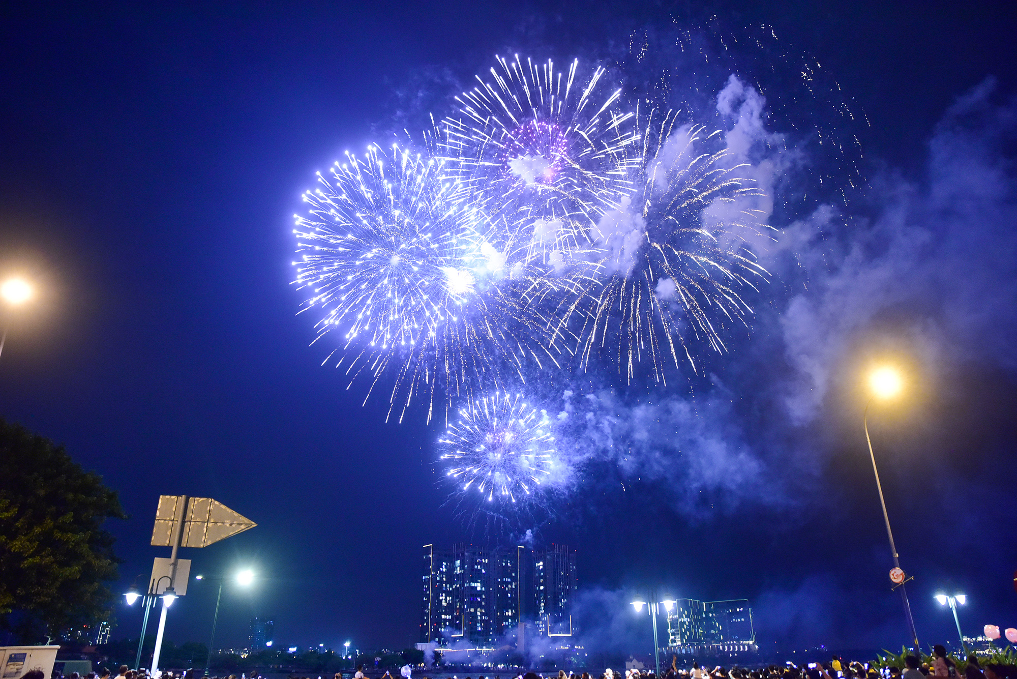Chiêm ngưỡng khoảnh khắc pháo hoa chào năm mới rực sáng trên bầu trời TP.HCM - 23