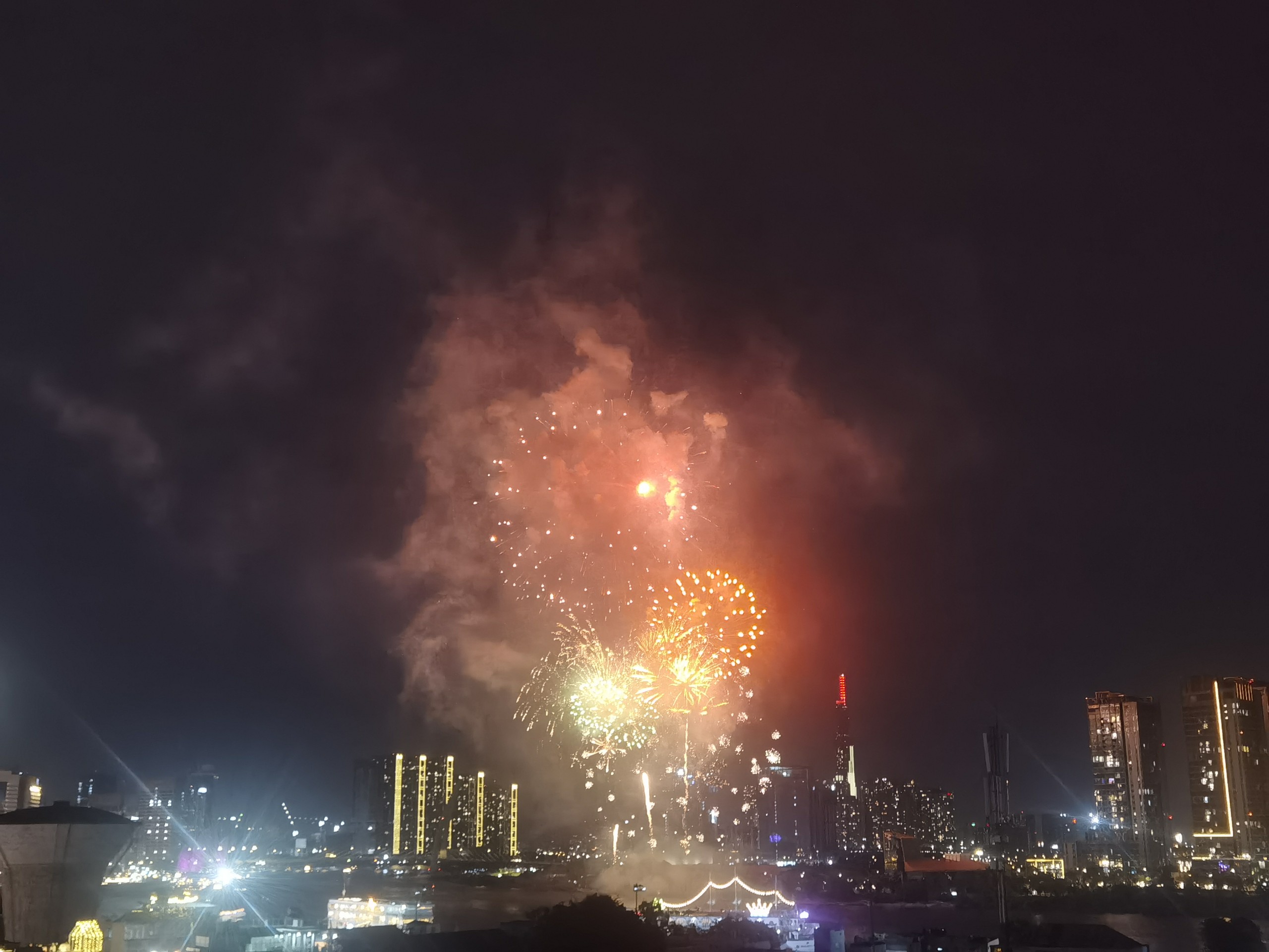 Chiêm ngưỡng khoảnh khắc pháo hoa chào năm mới rực sáng trên bầu trời TP.HCM - 9
