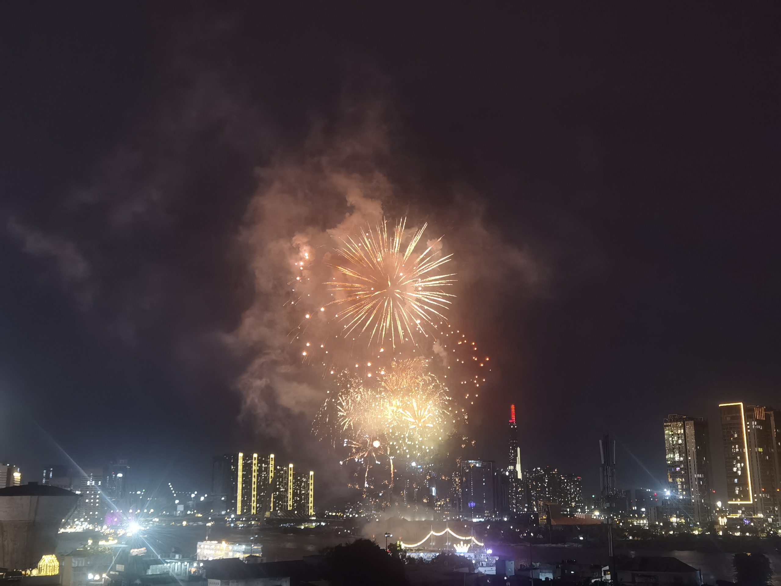Chiêm ngưỡng khoảnh khắc pháo hoa chào năm mới rực sáng trên bầu trời TP.HCM - 11