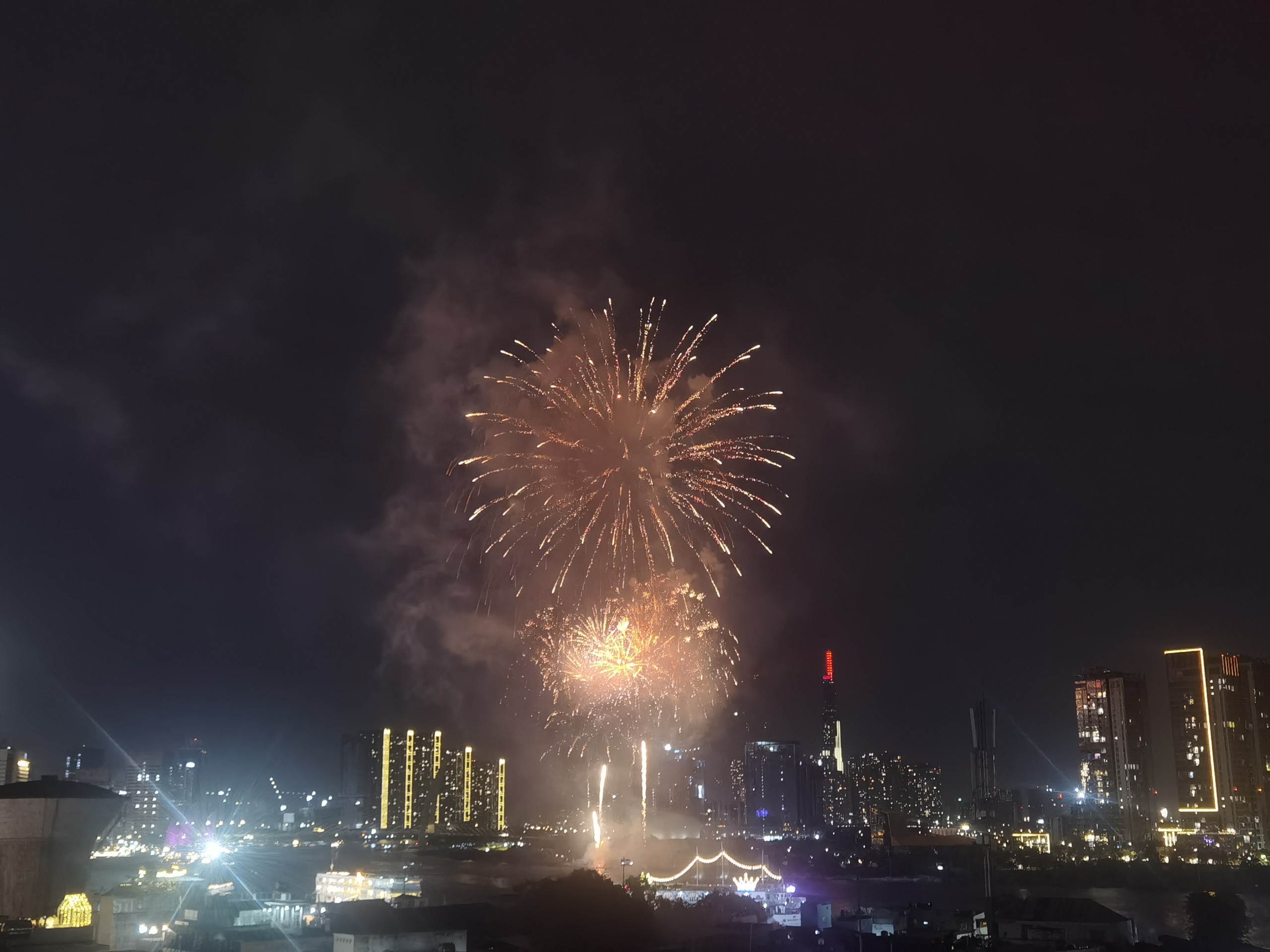 Chiêm ngưỡng khoảnh khắc pháo hoa chào năm mới rực sáng trên bầu trời TP.HCM - 13