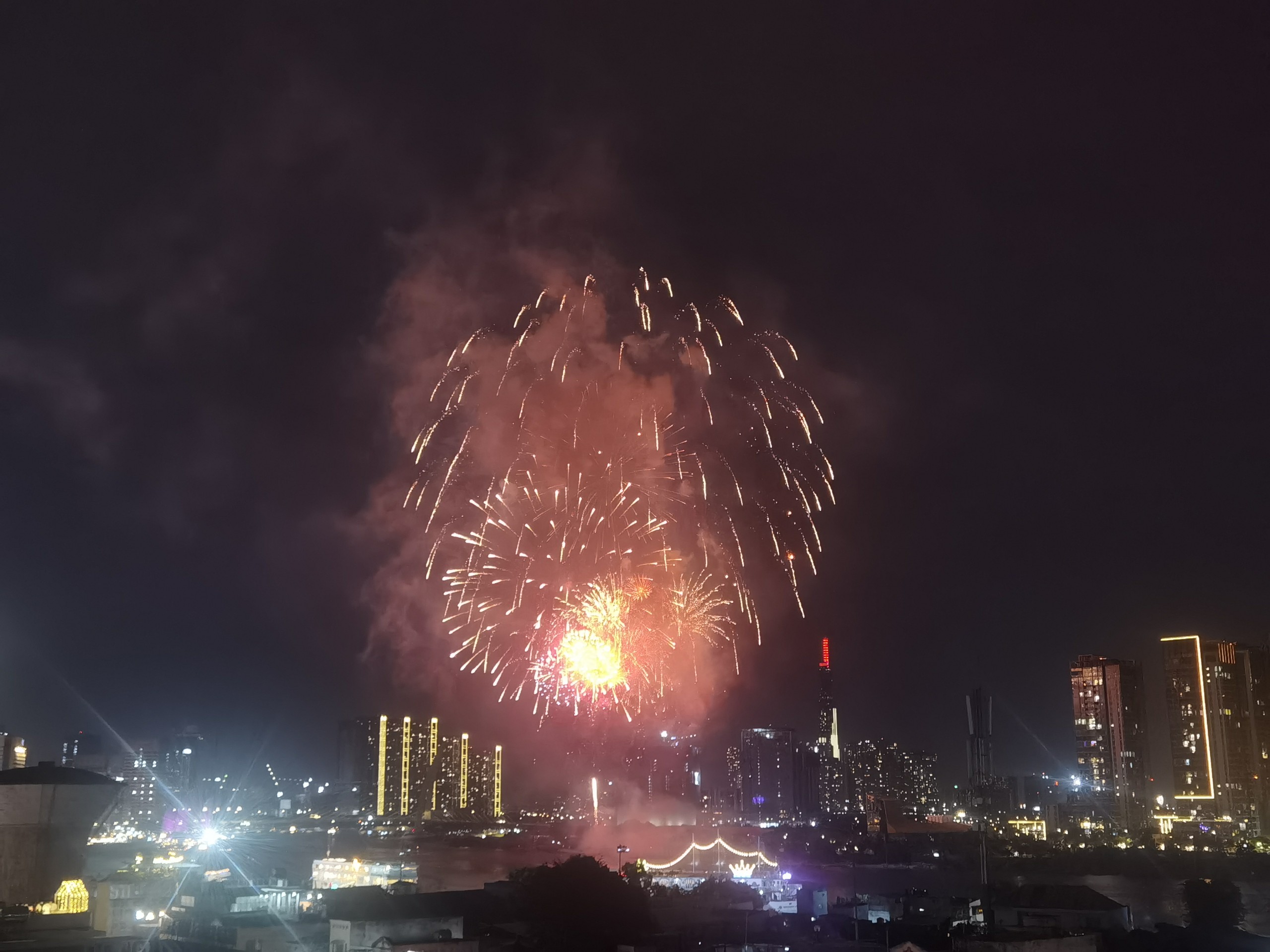 Chiêm ngưỡng khoảnh khắc pháo hoa chào năm mới rực sáng trên bầu trời TP.HCM - 16