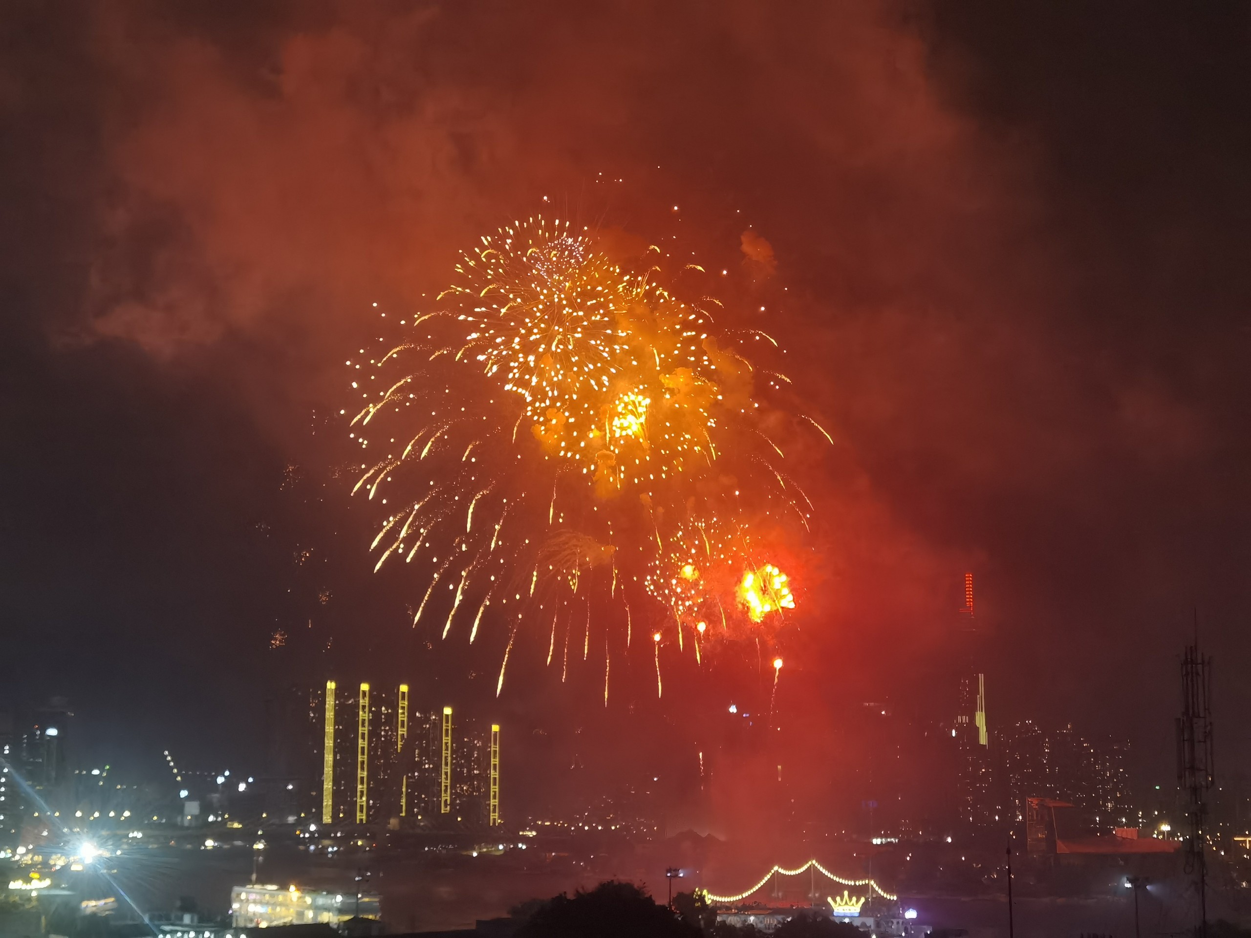 Chiêm ngưỡng khoảnh khắc pháo hoa chào năm mới rực sáng trên bầu trời TP.HCM - 28