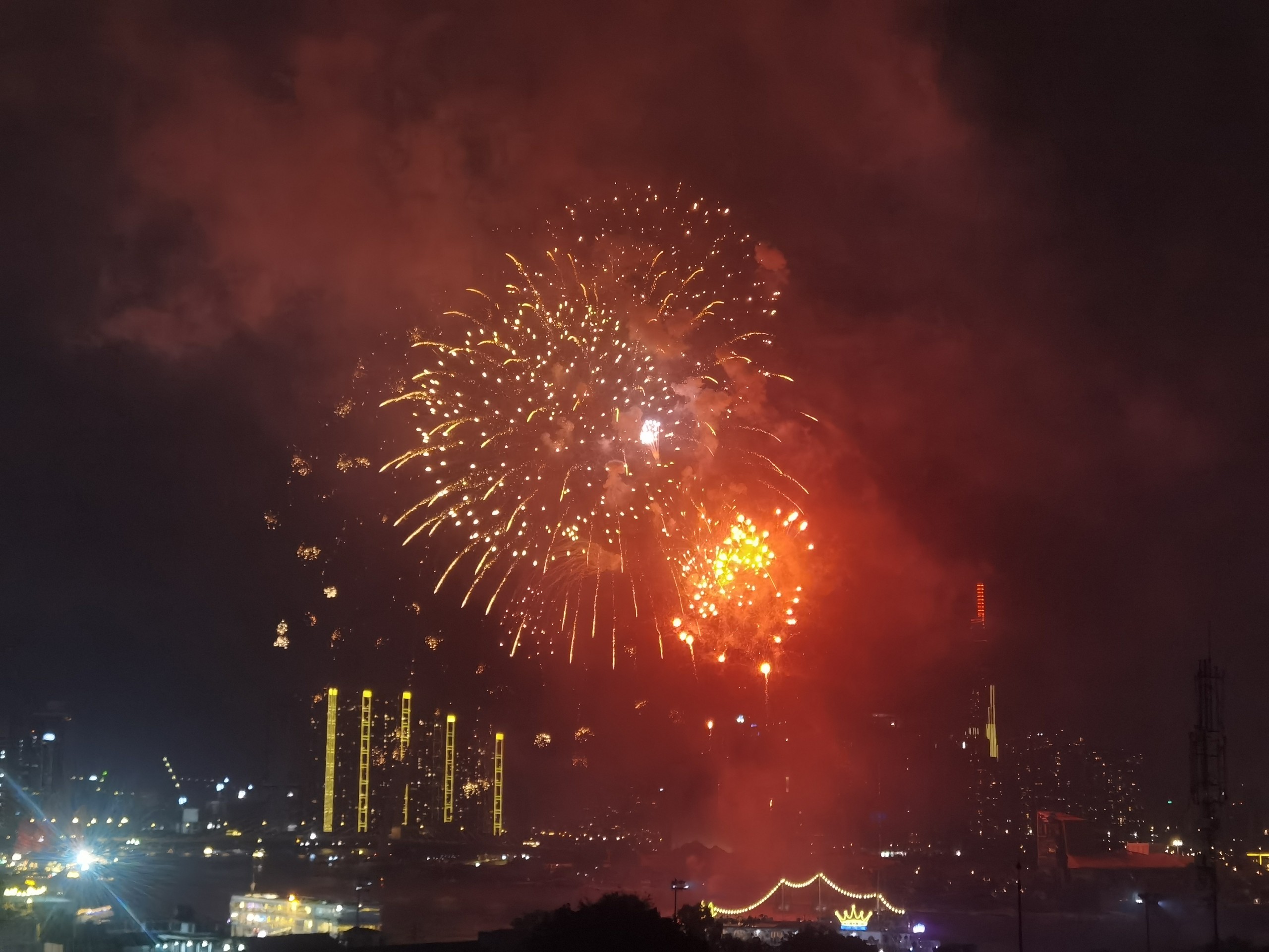 Chiêm ngưỡng khoảnh khắc pháo hoa chào năm mới rực sáng trên bầu trời TP.HCM - 29