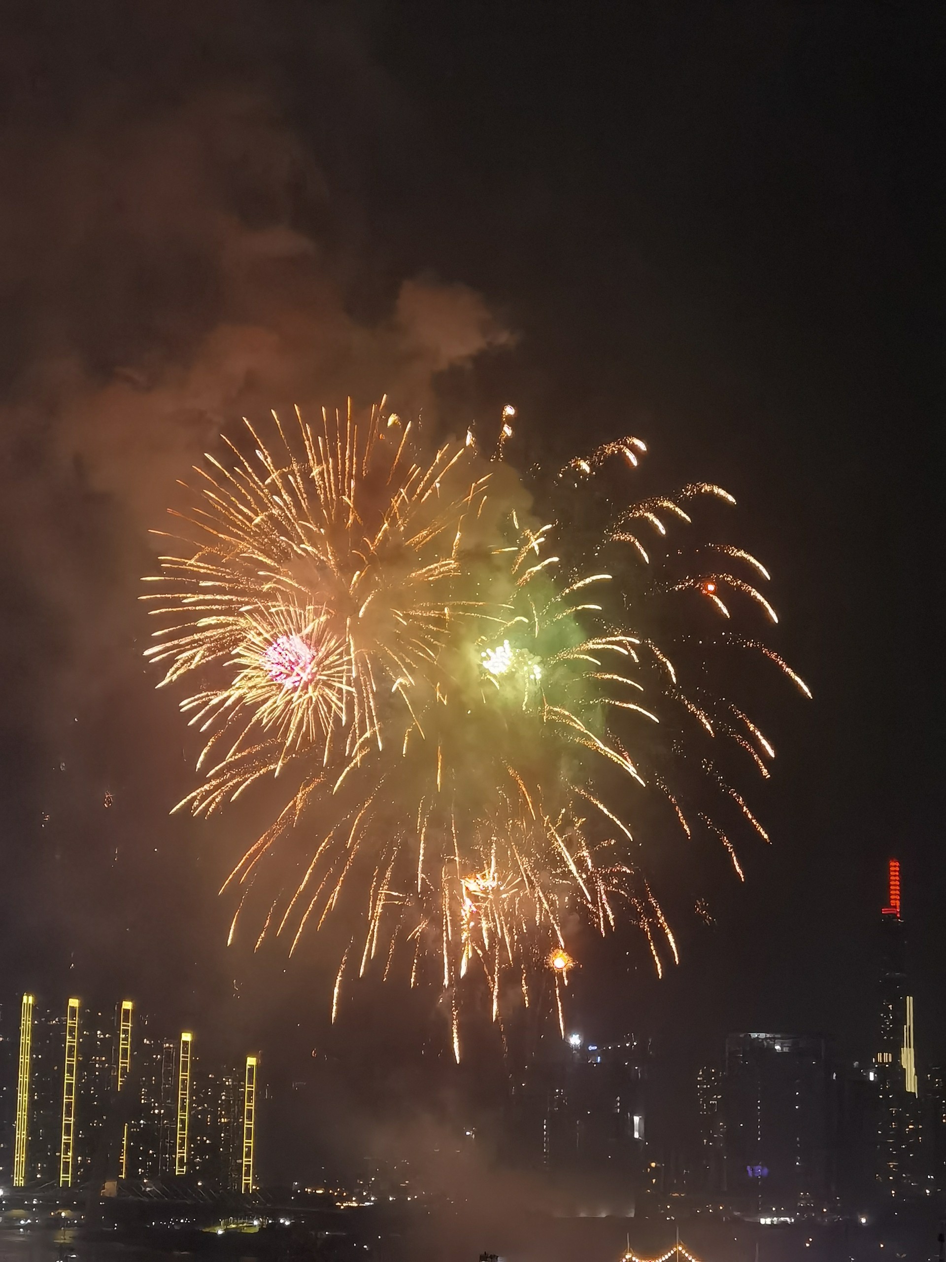 Chiêm ngưỡng khoảnh khắc pháo hoa chào năm mới rực sáng trên bầu trời TP.HCM - 34