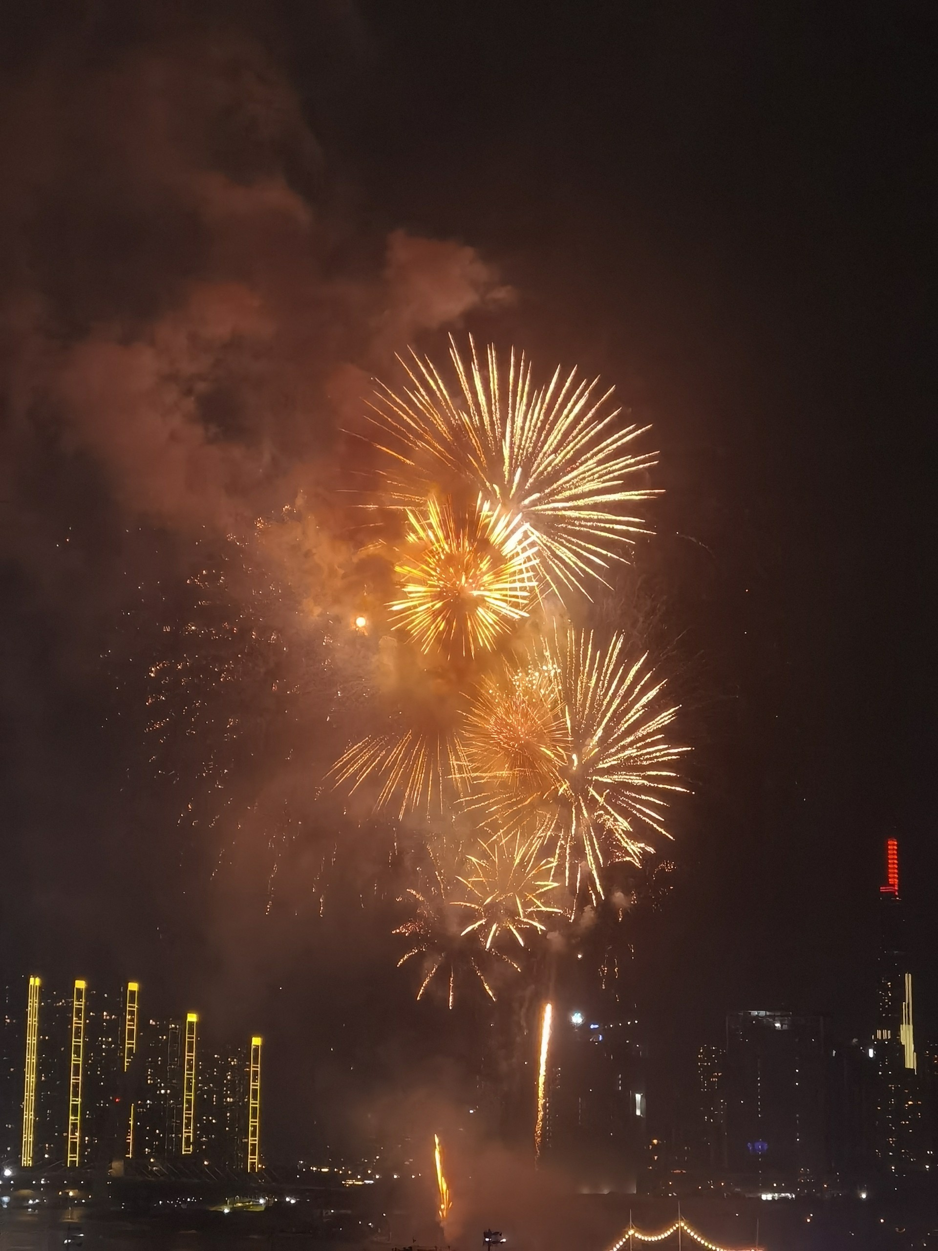 Chiêm ngưỡng khoảnh khắc pháo hoa chào năm mới rực sáng trên bầu trời TP.HCM - 36