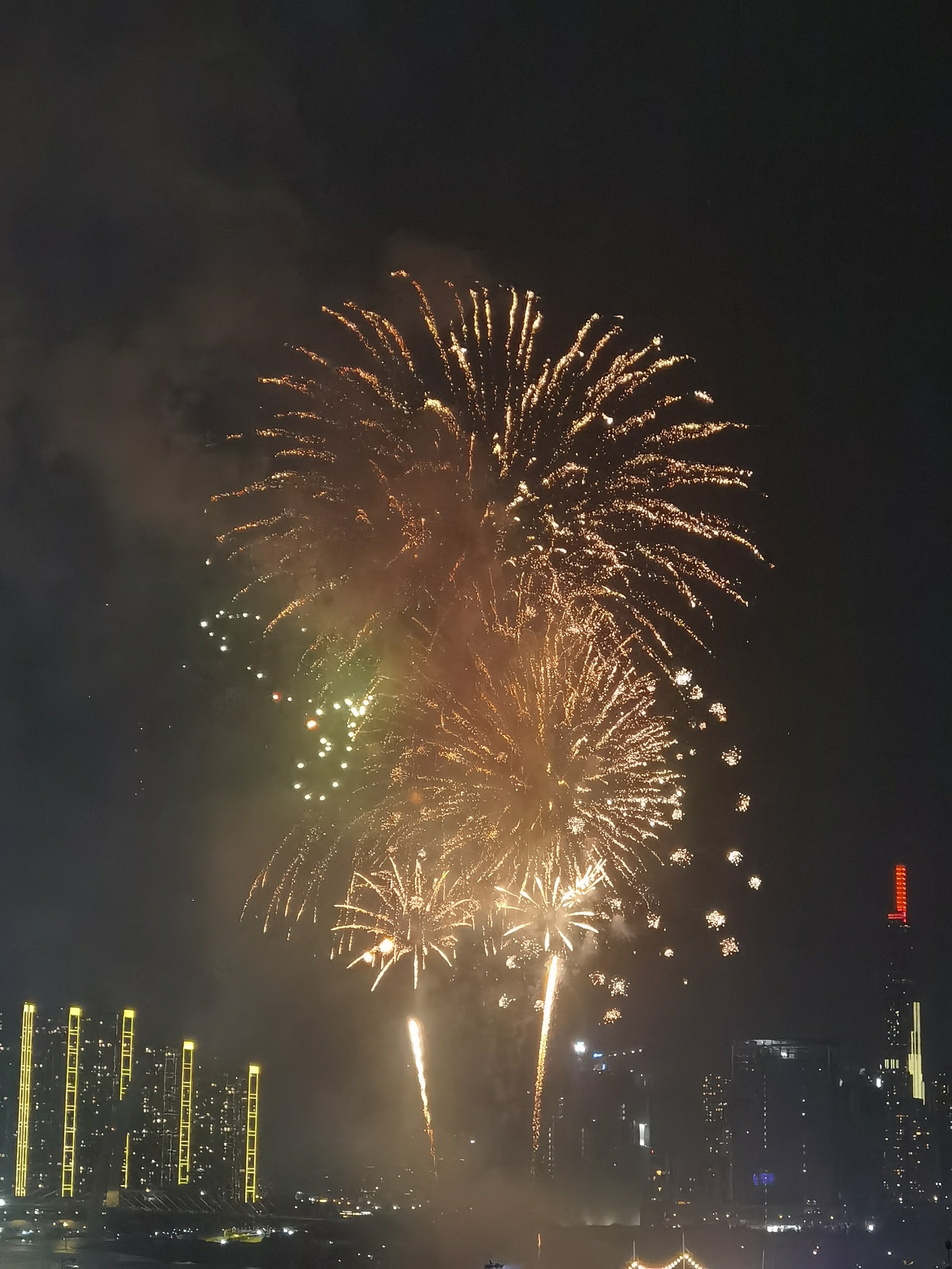Chiêm ngưỡng khoảnh khắc pháo hoa chào năm mới rực sáng trên bầu trời TP.HCM - 38