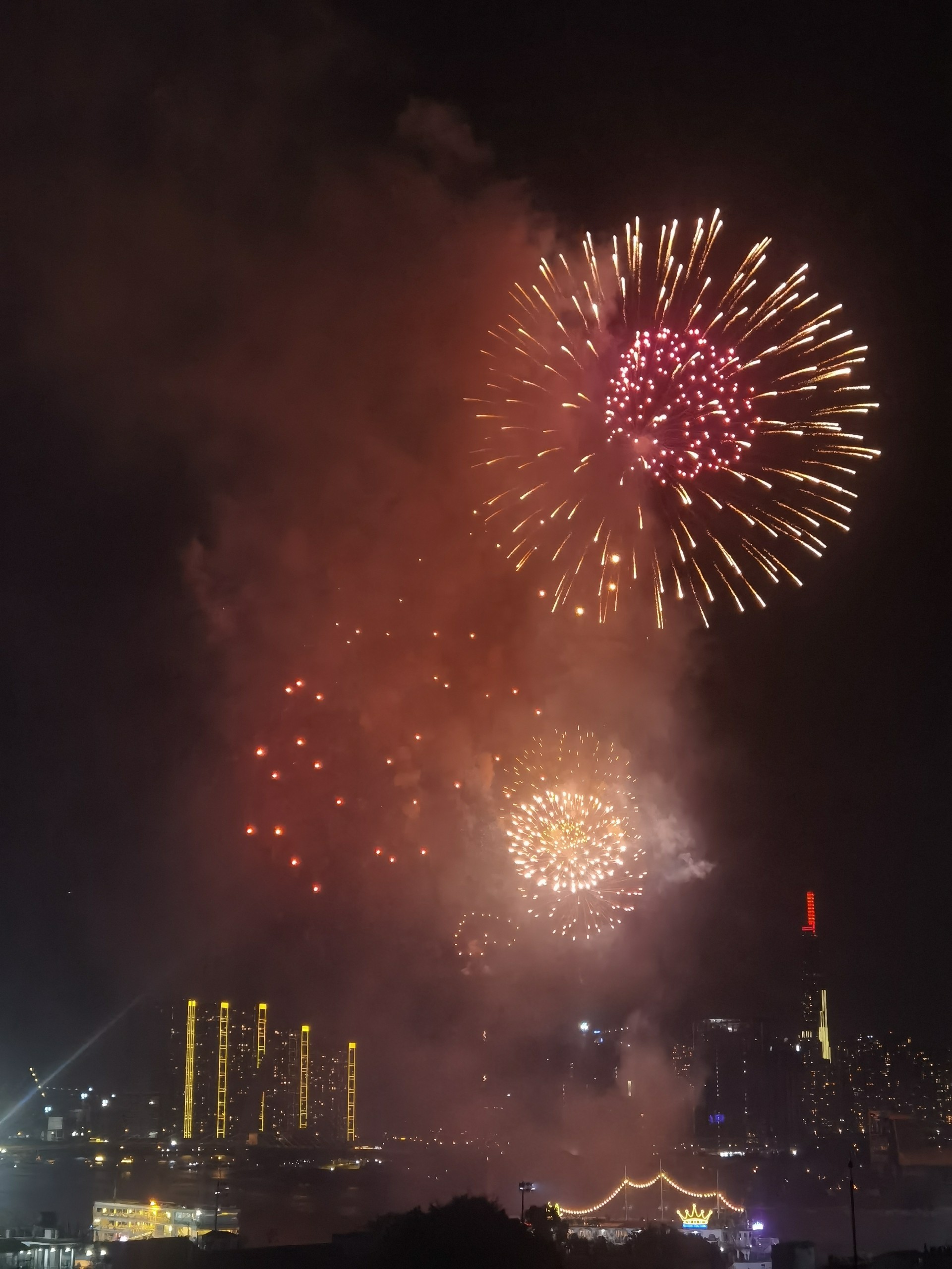 Chiêm ngưỡng khoảnh khắc pháo hoa chào năm mới rực sáng trên bầu trời TP.HCM - 39