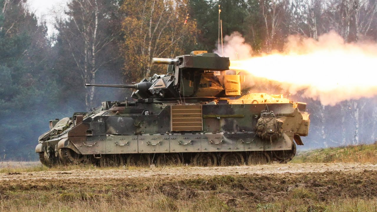 Xe bọc thép M2 Bradley của Mỹ phóng tên lửa chống tăng TOW trong một cuộc tập trận.