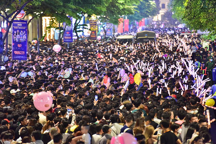 Hàng nghìn người chen chúc nhau xem lễ hội Countdown 2023