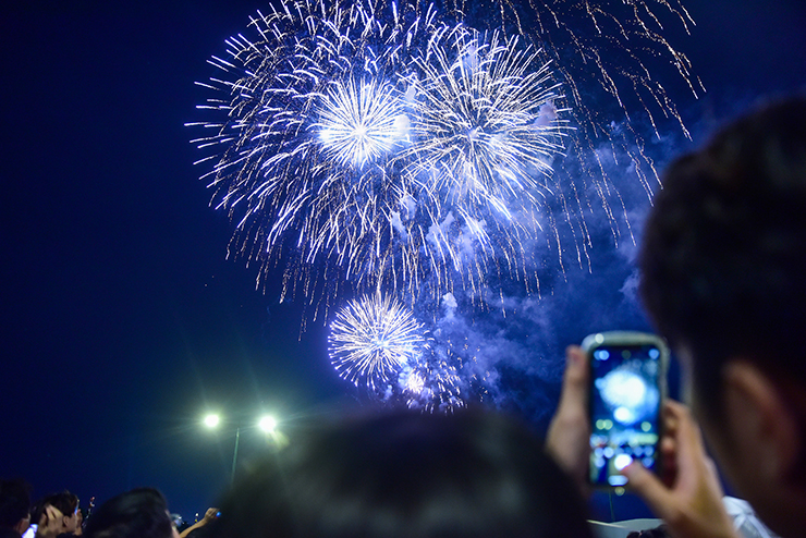 Pháo hoa rực sáng trên bầu trời TP.HCM