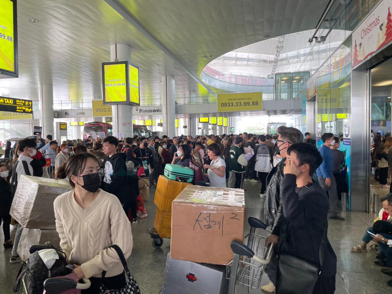 Chiều 1/1/2023, nhà ga Cảng hàng không quốc tế Nội Bài (Hà Nội) đông nghịt hành khách.