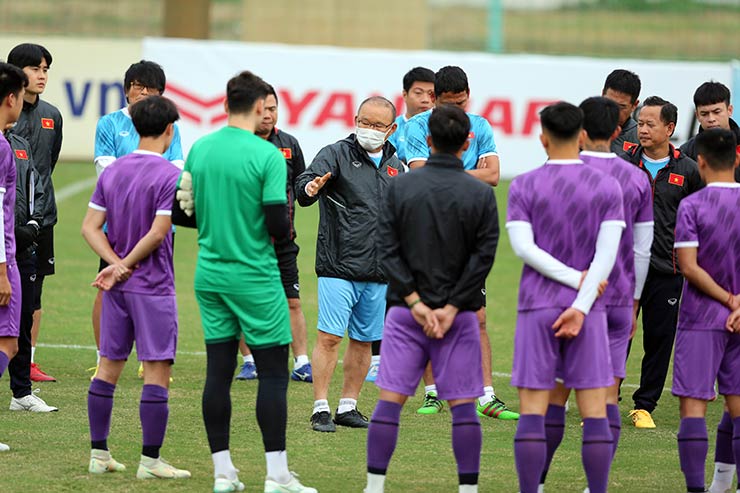 Chiều ngày 1/1, ĐT Việt Nam trở lại tập luyện tại Hà Nội sau khi trở về từ Singapore, để chuẩn bị cho trận tiếp Myanmar trên sân Mỹ Đình ngày 3/1&nbsp;