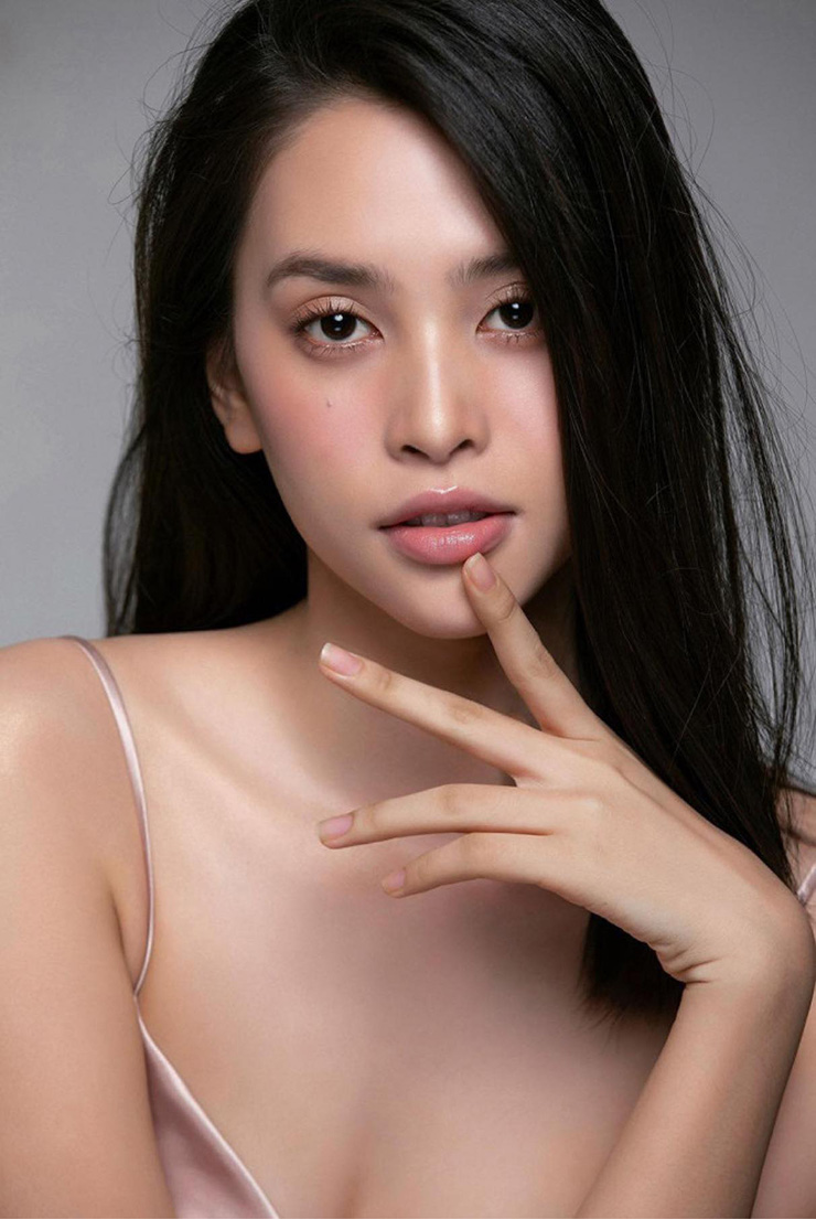 Có thể nói, trong dàn Hoa hậu Việt Nam, Trần Tiểu Vy là một trong những người đẹp hiếm hoi sở hữu sắc vóc hoàn hảo đến khó tin. Kể từ thời điểm đăng quang đến nay, Trần Tiểu Vy chưa từng dính bất kỳ tin đồn 'dao kéo' hay can thiệp nhan sắc nào
