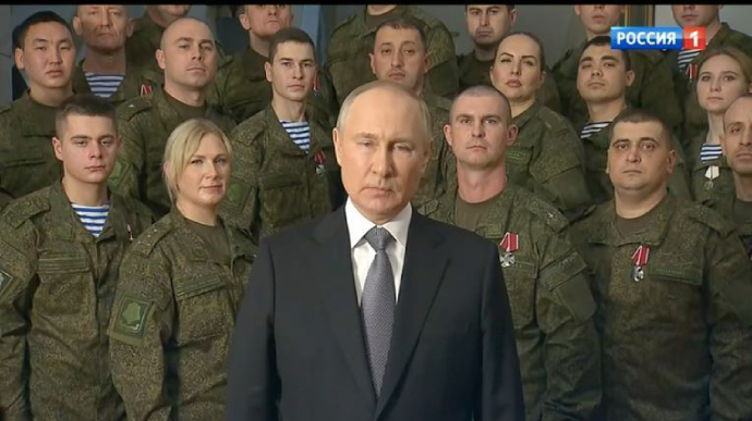 Ông Putin xuất hiện cạnh các binh sĩ trong bài phát biểu chào mừng năm mới 2023. Ảnh: Pravda
