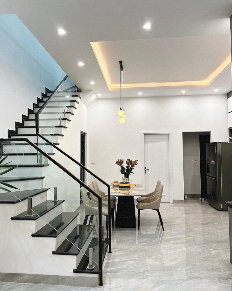 Kế bên phòng khách là phòng ăn và cầu thang lên tầng.