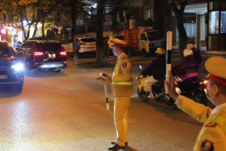 Tin tức trong ngày - Rời cuộc liên hoan, lái xe 'thẫn thờ' nộp phạt 35 triệu đồng