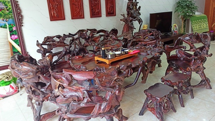 Đây là một trong những bộ bàn ghế bằng gỗ lũa trắc được đánh giá là “độc nhất vô nhị” tại Việt Nam.
