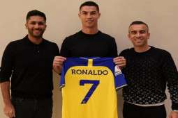 Không phải siêu ”cò” Mendes, Ronaldo tới Ả Rập ”bơi trong tiền” nhờ người này