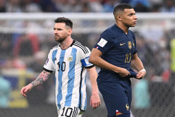HLV PSG lên tiếng về mối quan hệ giữa Messi và Mbappe sau chung kết World Cup