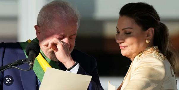 Ông Lula khóc trong buổi lễ nhậm chức Tổng thống Brazil. Ảnh: NBC News.