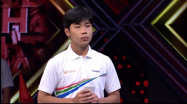 Nam sinh Hà Nội "liều ăn nhiều" trong phần thi Vượt chướng ngại vật.