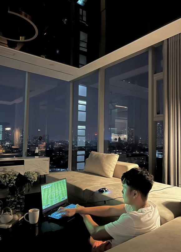 Thành Chung khoe view căn hộ.