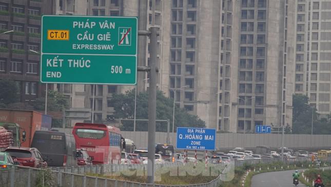 Ghi nhận của phóng viên vào chiều ngày 2/1, lượng phương tiện trên cao tốc Pháp Vân - Cầu Giẽ hướng về Hà Nội tăng cao.