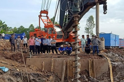 Tin tức trong ngày - Vụ bé trai bị rơi xuống trụ bê tông sâu 35m: Vì sao chưa cứu được nạn nhân?