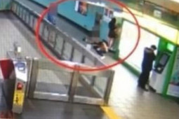 Phi thường - kỳ quặc - Đứng sau cô gái mặc váy, gã đàn ông có hành động biến thái