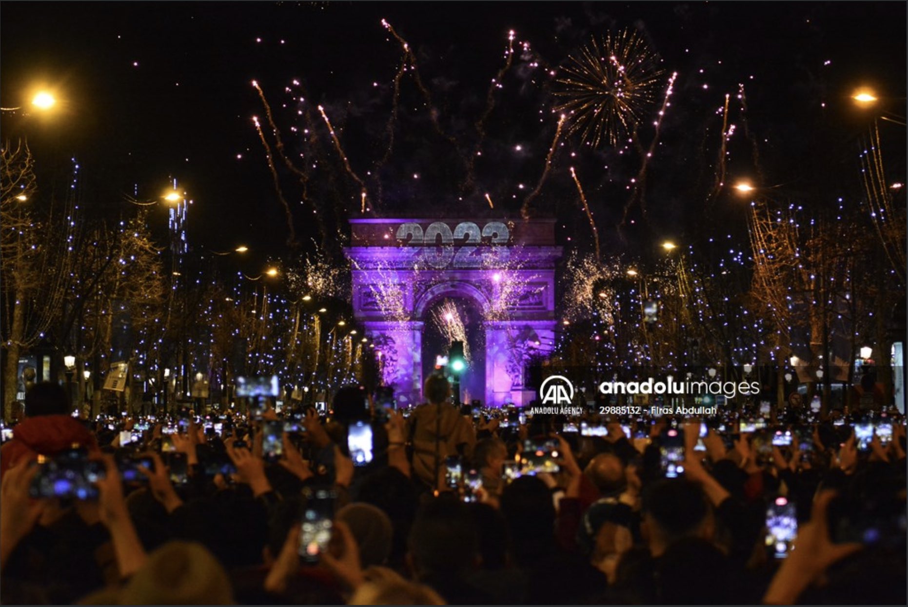 Hình ảnh gây bất ngờ tại thủ đô Pháp đêm giao thừa - 4