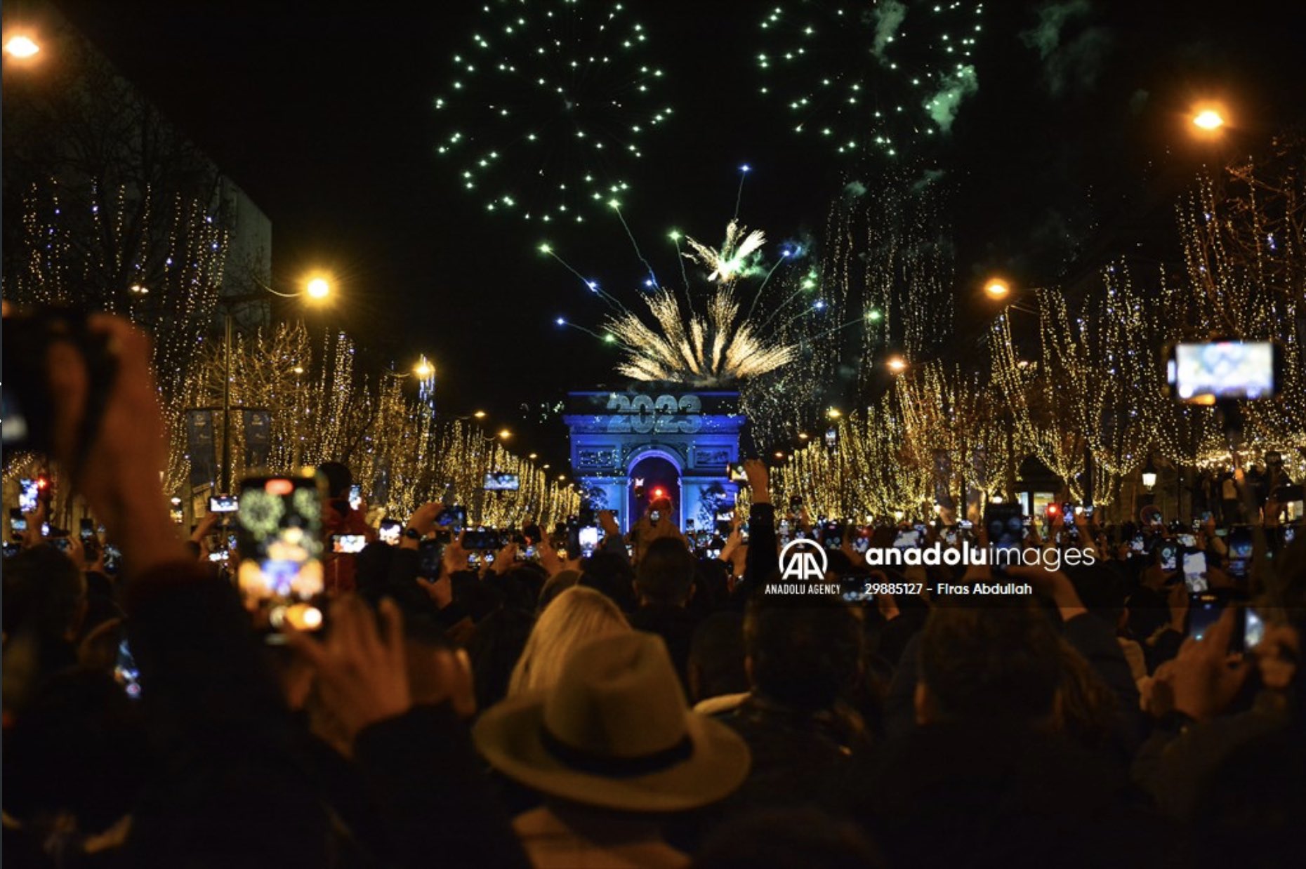 Đám đông đứng kín đại lộ&nbsp;Champs-Élysées trong đêm giao thừa. Ảnh: Anadolu - Guardian