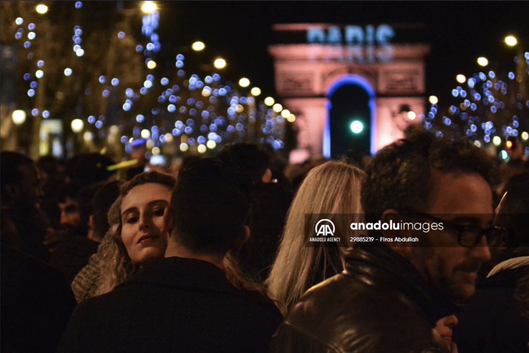 Số người đổ về đại lộ Champs-Élysées năm nay gấp 4 lần con số năm 2019. Ảnh: Anadolu