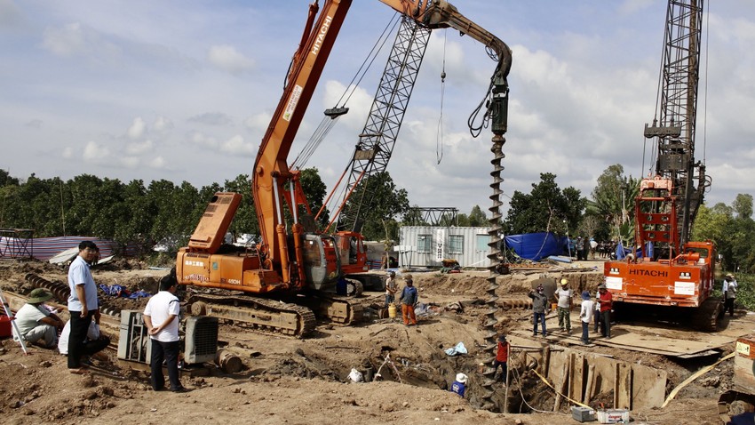 Dùng máy khoan để làm mềm đất đá khu vực xung quanh thành ống bê tông