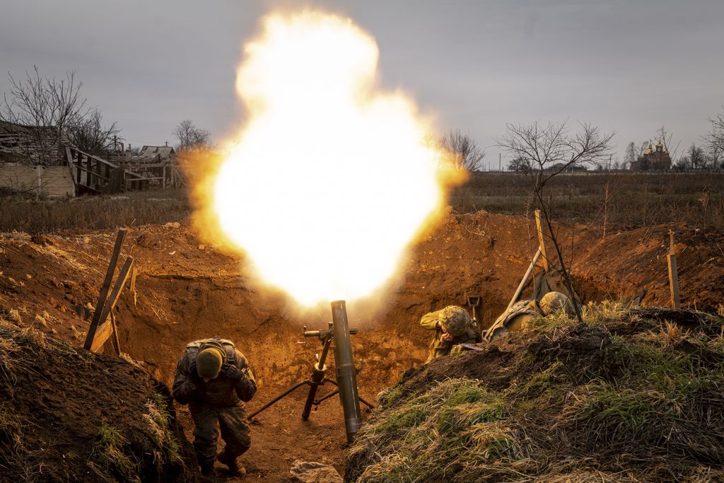 Binh sĩ Ukraine bắn súng cối về phía quân Nga ở vùng Donetsk ngày 1/1. Ảnh: NYT