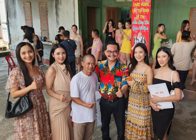 Phim "Đại gia chân đất 13" lấy cảm hứng từ các cuộc thi hoa hậu được tổ chức tràn lan hiện nay. So với các phần trước thì Đại gia chân đất năm 2023 được đánh giá cao cả về mặt kịch bản lẫn phong cách thời trang của các nữ diễn viên.