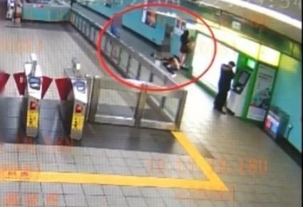 Hành vi biến thái của người đàn ông được camera an ninh ghi lại. Ảnh: Taiwan News