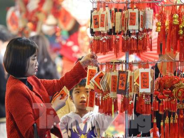 Thị trường - Tiêu dùng - Phố Hàng Mã 'thay áo mới' đón Tết nguyên đán