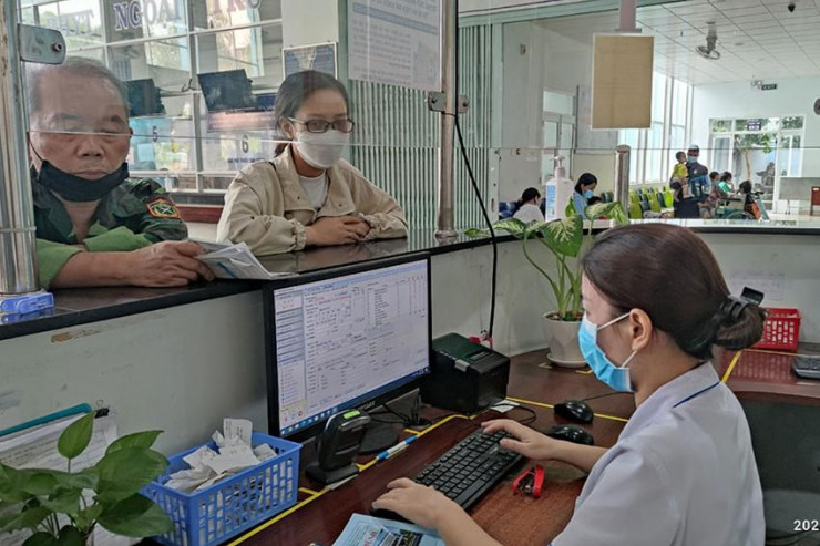 Người dân đến đăng ký khám chữa bệnh tại BV quận Gò Vấp. Ảnh: Nguyễn Hiền