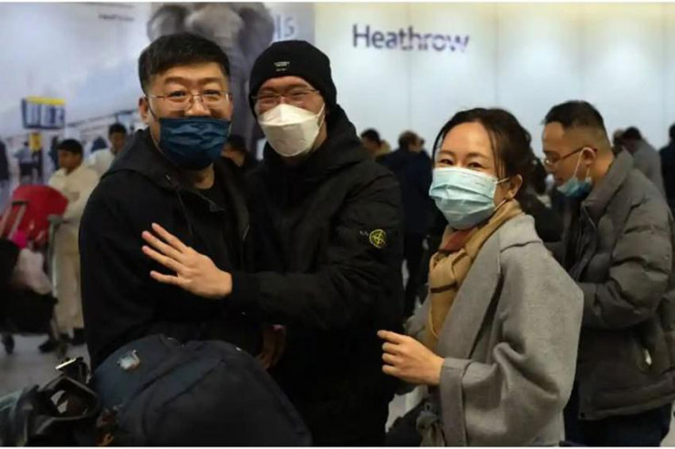 Hành khách trên một chuyến bay từ Thượng Hải đến sân bay Heathrow ở London (Anh) hồi tháng 12-2022. Ảnh: GETTY IMAGES