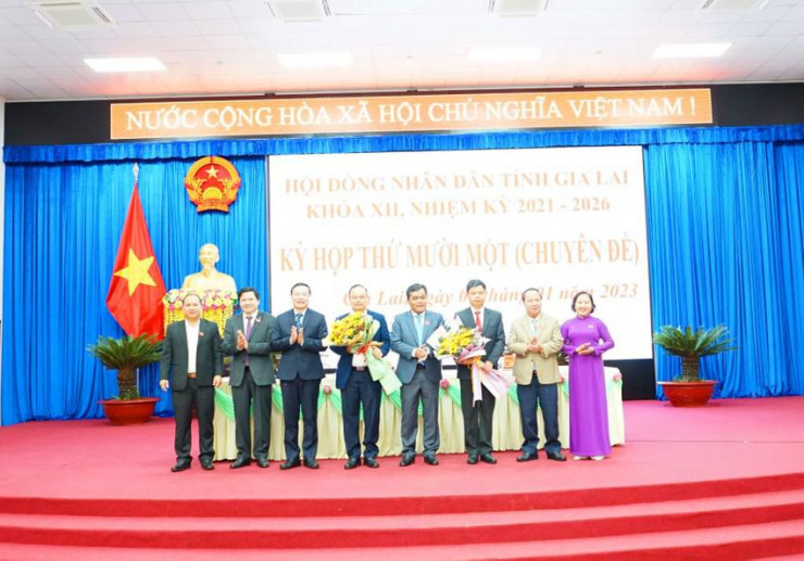 Ông Nguyễn Hữu Quế và Dương Mah Tiệp được bầu làm Phó chủ tịch UBND tỉnh. Ảnh: LK