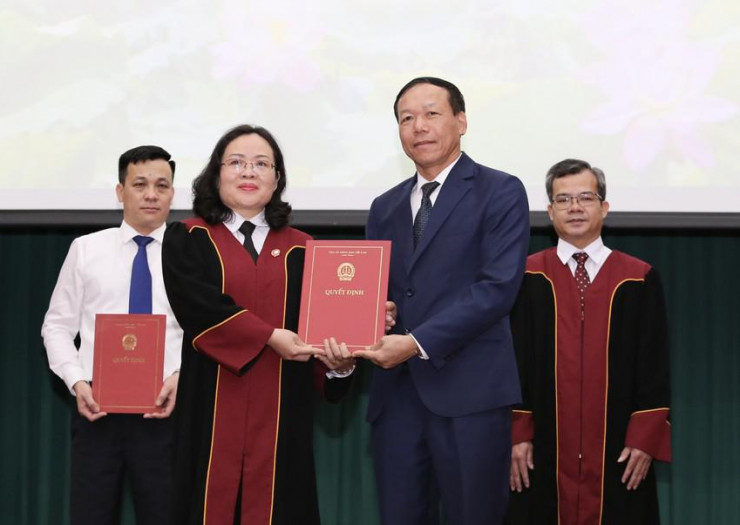 Phó chánh án thường trực TAND Tối cao Nguyễn Trí Tuệ trao quyết định bổ nhiệm của Chủ tịch nước cho các tân thẩm phán cao cấp. Ảnh: HOÀNG GIANG.