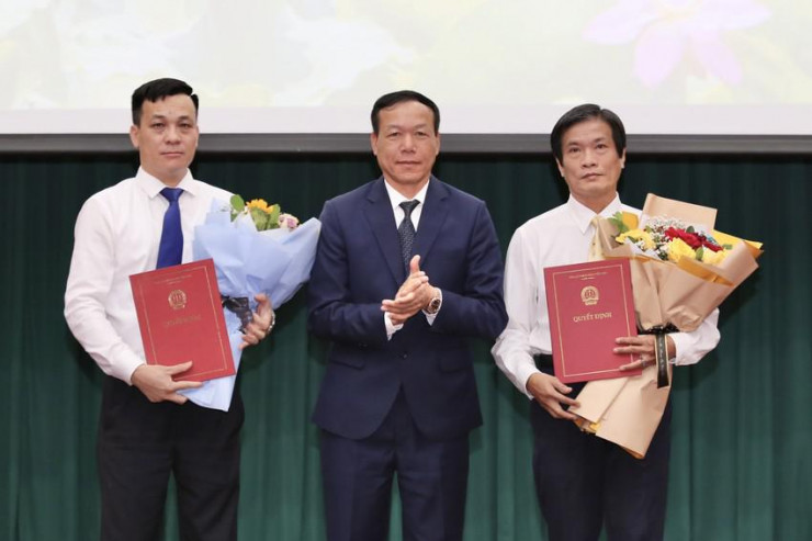 Tân Phó chánh án TAND Cấp cao tại TP.HCM Nguyễn Xuân Thiện (trái) và tân Phó chánh án TAND Cấp cao tại TP.HCM Phan Thanh Tùng. Ảnh: HOÀNG GIANG