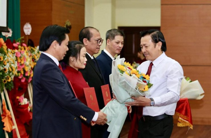 Chánh án TAND Cấp cao tại TP.HCM Trần Văn Châu trao quyết định bổ nhiệm các chức danh của tòa này cho các thẩm phán. Ảnh: HOÀNG GIANG